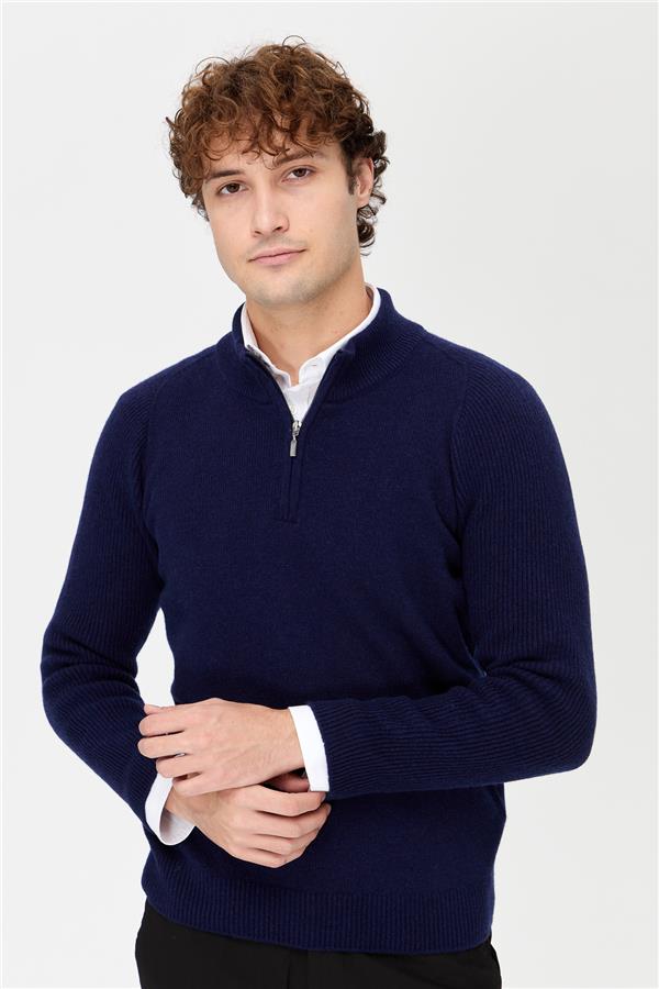 Мужской шерстяной свитер с высоким воротником светло-темно-синий