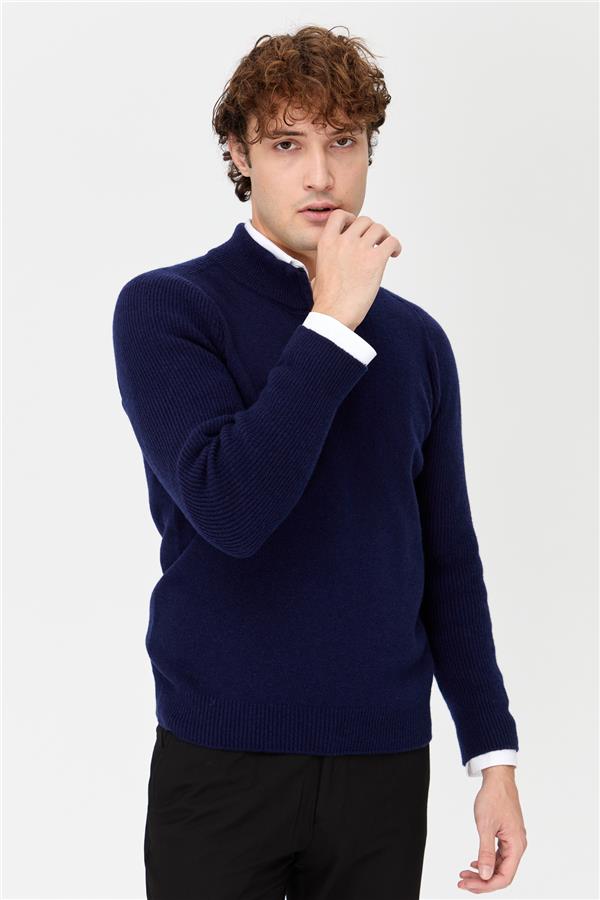 Мужской шерстяной свитер с высоким воротником светло-темно-синий
