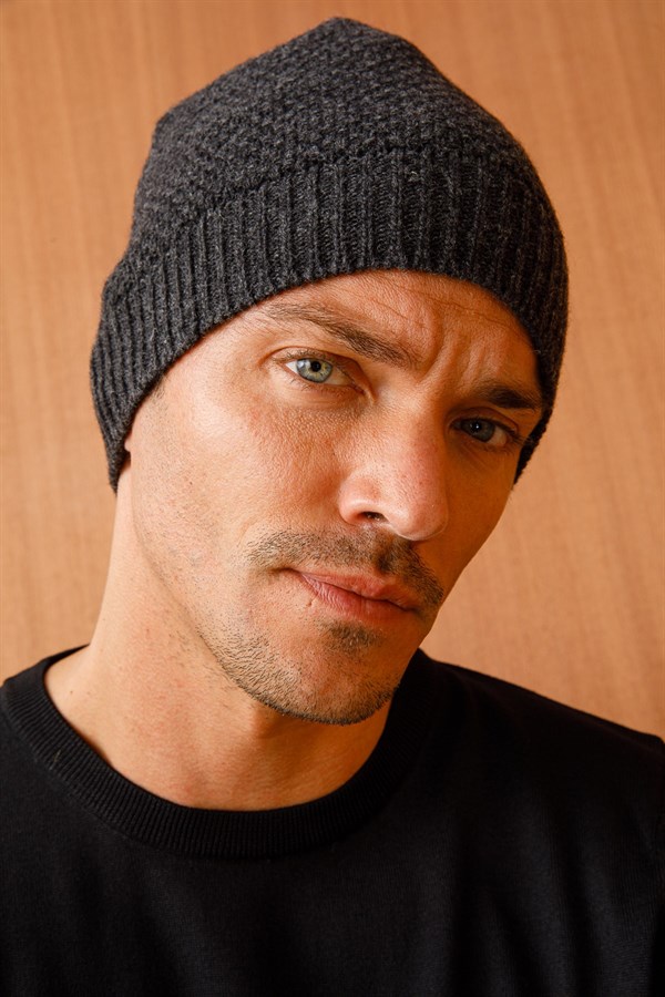 Мужская шерстяная шапка темно дымчатая