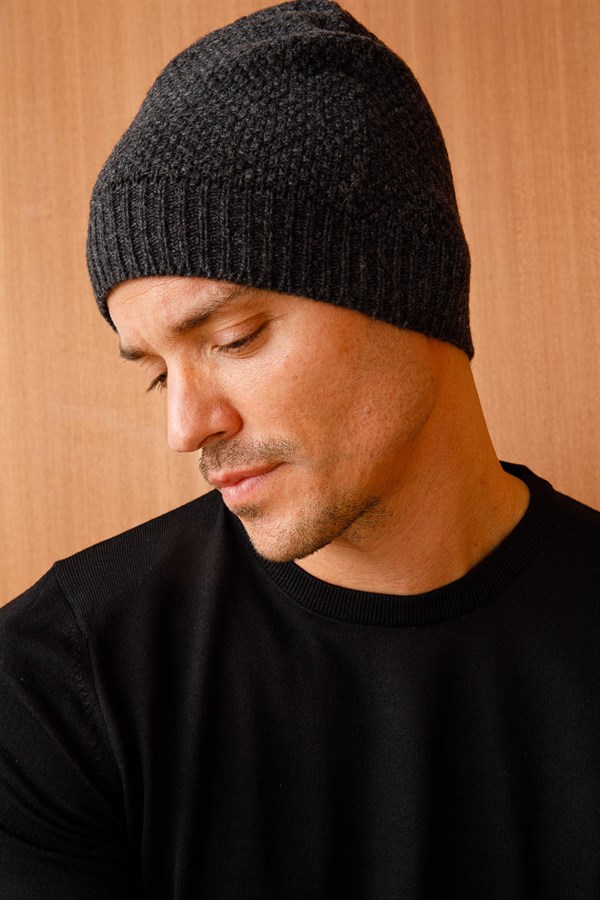 Мужская шерстяная шапка темно дымчатая