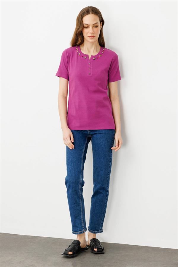Kadın Açma Yaka Boncuk İşlemeli T-Shirt Sıklamen