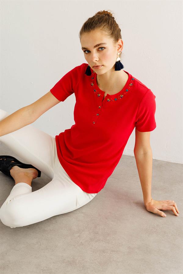 Kadın Açma Yaka Boncuk İşlemeli T-Shirt Kırmızı