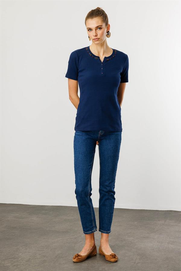 Kadın Açma Yaka Boncuk İşlemeli T-Shirt Lacivert