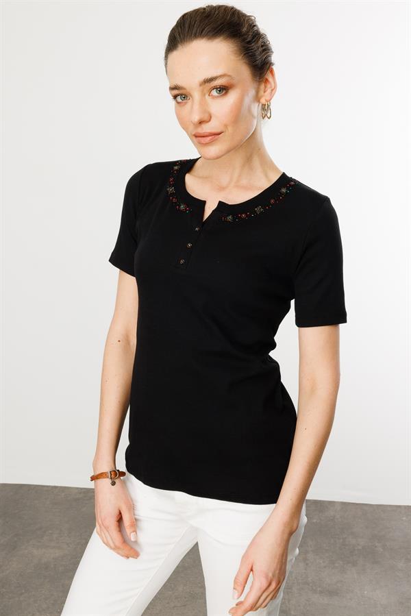 Kadın Açma Yaka Boncuk İşlemeli T-Shirt Siyah