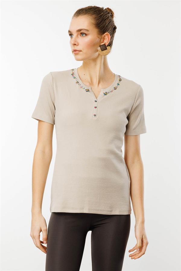 Kadın Açma Yaka Boncuk İşlemeli T-Shirt Bej