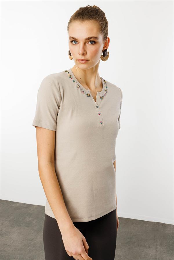 Kadın Açma Yaka Boncuk İşlemeli T-Shirt Bej