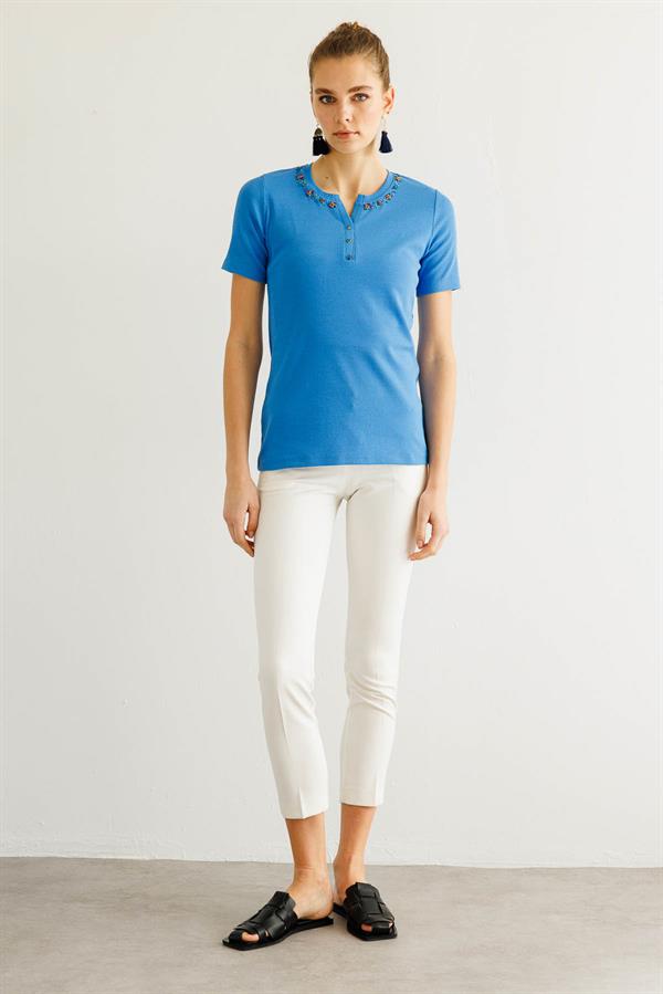 Kadın Açma Yaka Boncuk İşlemeli T-Shirt Mavi