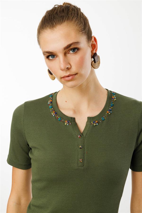 Kadın Açma Yaka Boncuk İşlemeli T-Shirt Haki