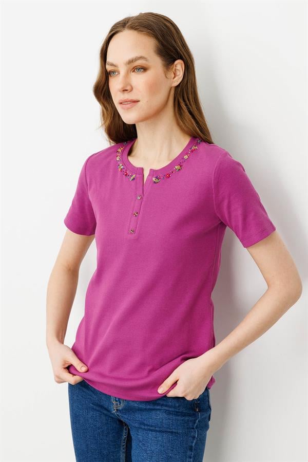 Kadın Açma Yaka Boncuk İşlemeli T-Shirt Sıklamen