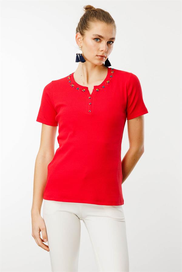 Kadın Açma Yaka Boncuk İşlemeli T-Shirt Kırmızı
