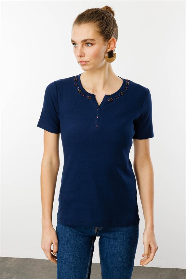 Kadın Açma Yaka Boncuk İşlemeli T-Shirt Lacivert