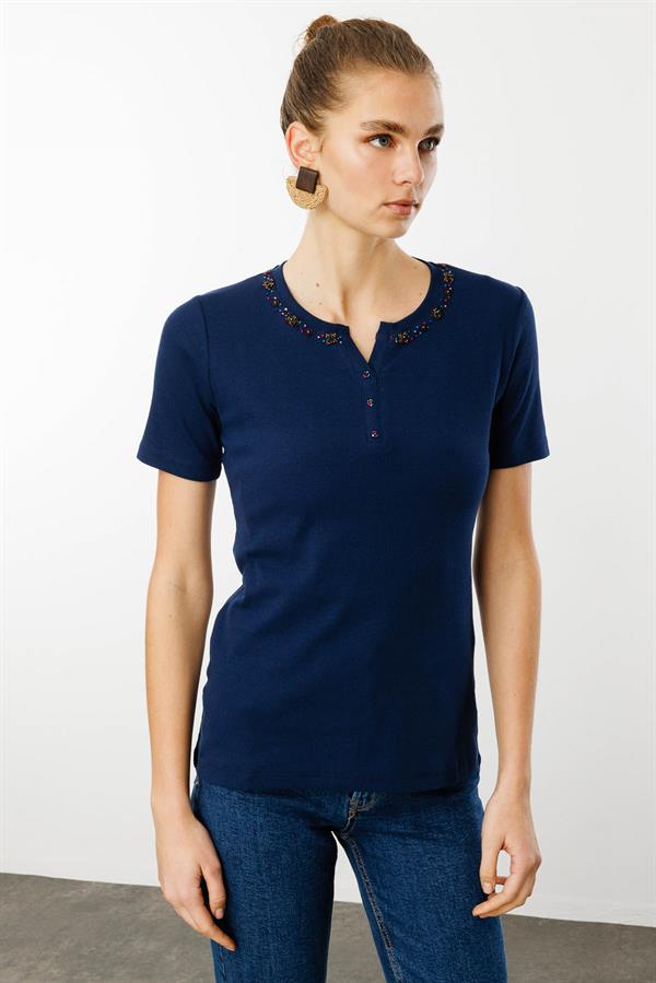 Kadın Açma Yaka Boncuk İşlemeli T-Shirt Lacivert