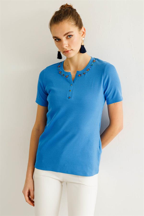 Kadın Açma Yaka Boncuk İşlemeli T-Shirt Mavi