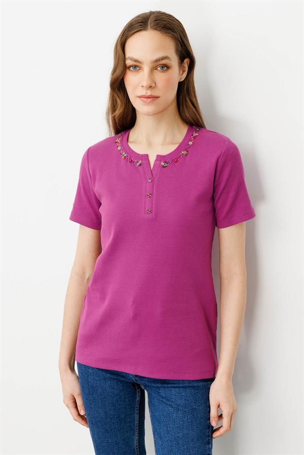 Kadın Açma Yaka Boncuk İşlemeli T-Shirt Sıklamen