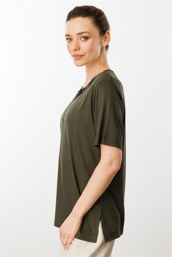 Kadın Açma Yaka Dantel Çiçek İşlemeli Penye T-Shirt Haki