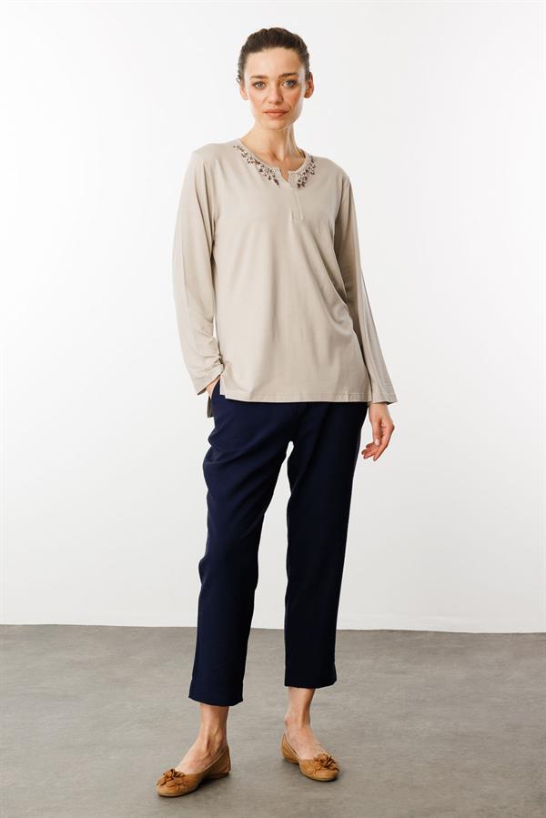 Kadın Açma Yaka Dantel Çiçek İşlemeli Penye Bluz Bej