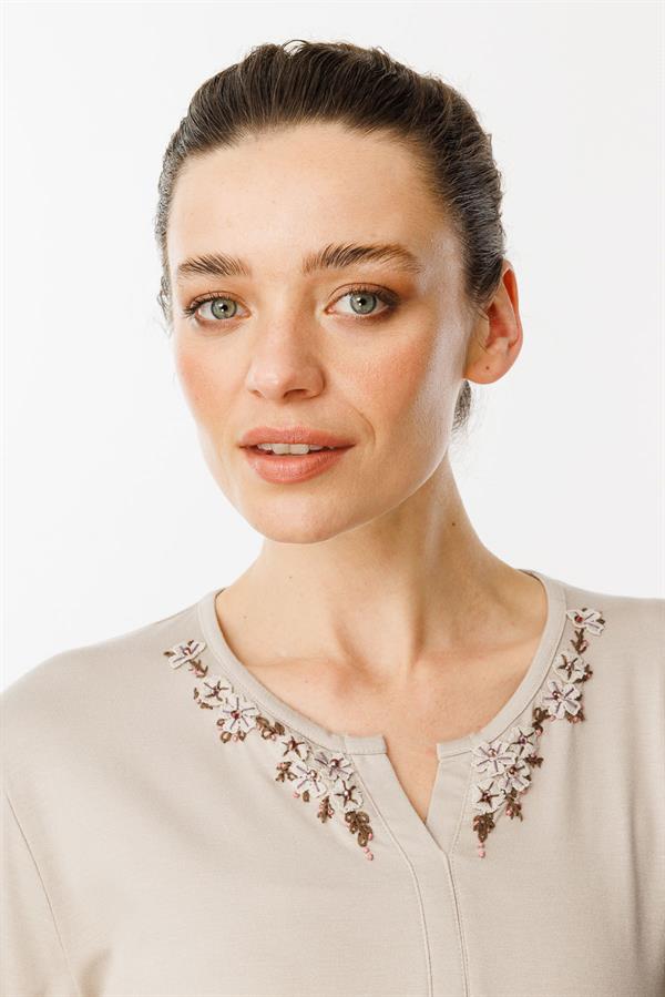 Kadın Açma Yaka Dantel Çiçek İşlemeli Penye Bluz Bej