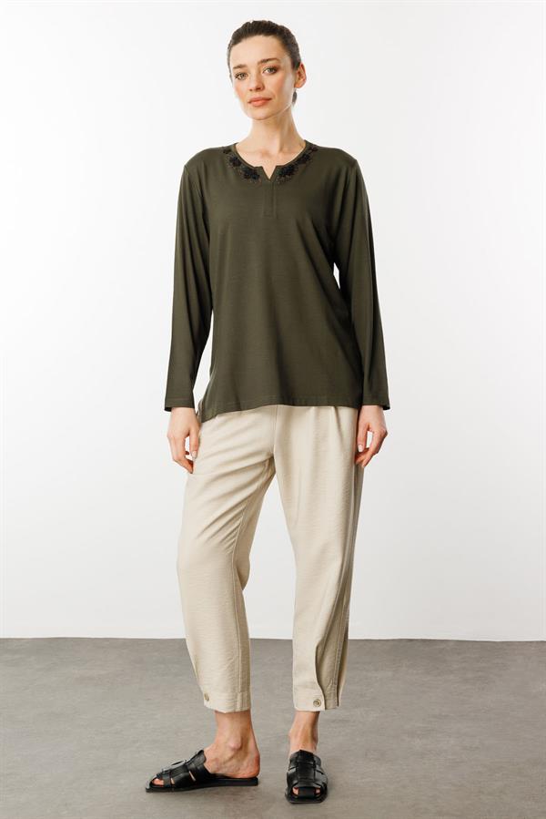 Kadın Açma Yaka Dantel Çiçek İşlemeli Penye Bluz Haki