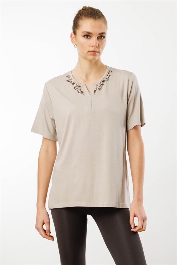 Kadın Açma Yaka Dantel Çiçek İşlemeli Penye T-Shirt Bej