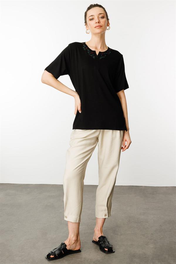 Kadın Açma Yaka Dantel Çiçek İşlemeli Penye T-Shirt Siyah