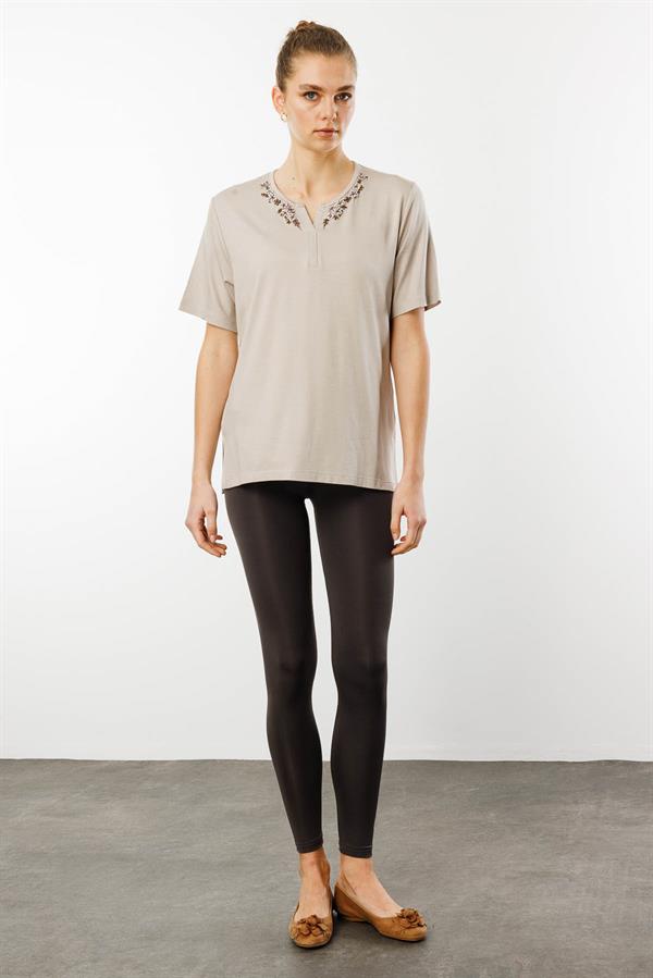 Kadın Açma Yaka Dantel Çiçek İşlemeli Penye T-Shirt Bej