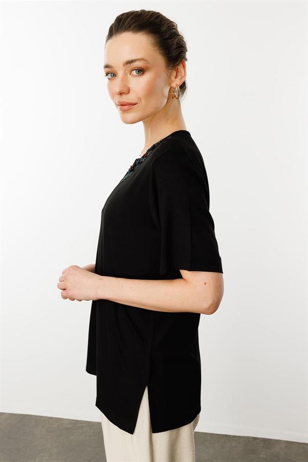 Kadın Açma Yaka Dantel Çiçek İşlemeli Penye T-Shirt Siyah