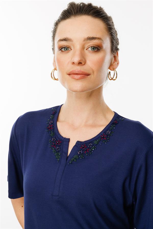 Kadın Açma Yaka Dantel Çiçek İşlemeli Penye T-Shirt Lacivert