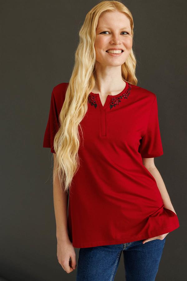 Kadın Açma Yaka Dantel Çiçek İşlemeli Penye T-Shirt Bordo