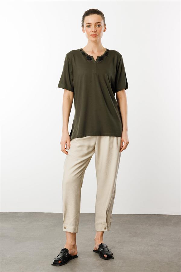 Kadın Açma Yaka Dantel Çiçek İşlemeli Penye T-Shirt Haki