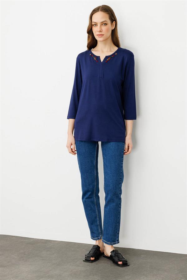 Kadın Açma Yaka Nakış İşlemeli Penye Bluz Lacivert