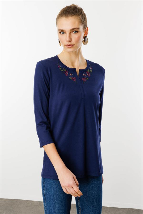 Kadın Açma Yaka Nakış İşlemeli Penye Bluz Lacivert