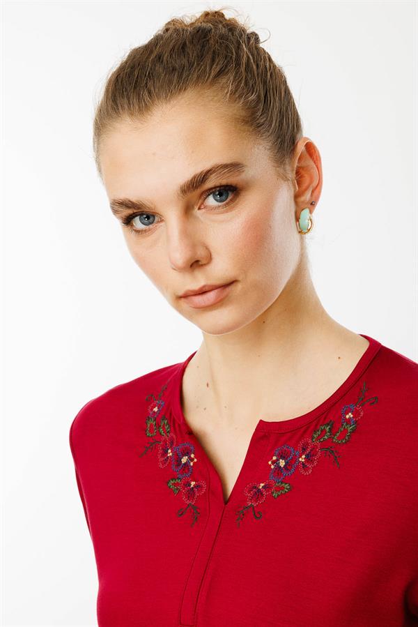 Kadın Açma Yaka Nakış İşlemeli Penye Bluz Vişne