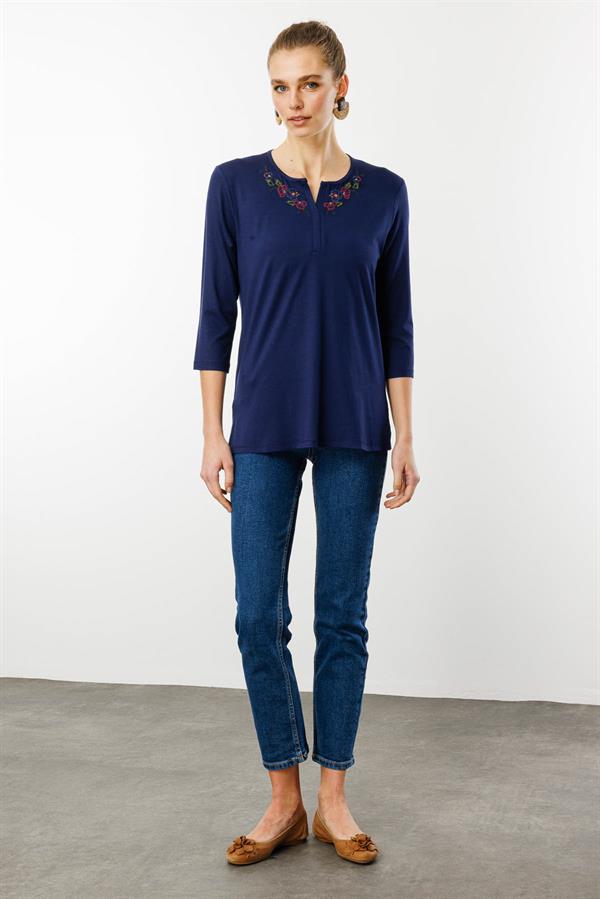 Kadın Açma Yaka Nakış İşlemeli Penye Bluz Lacivert