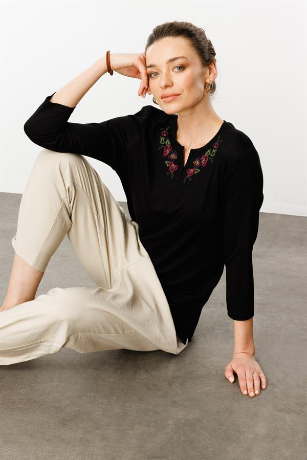 Kadın Açma Yaka Nakış İşlemeli Penye Bluz Siyah