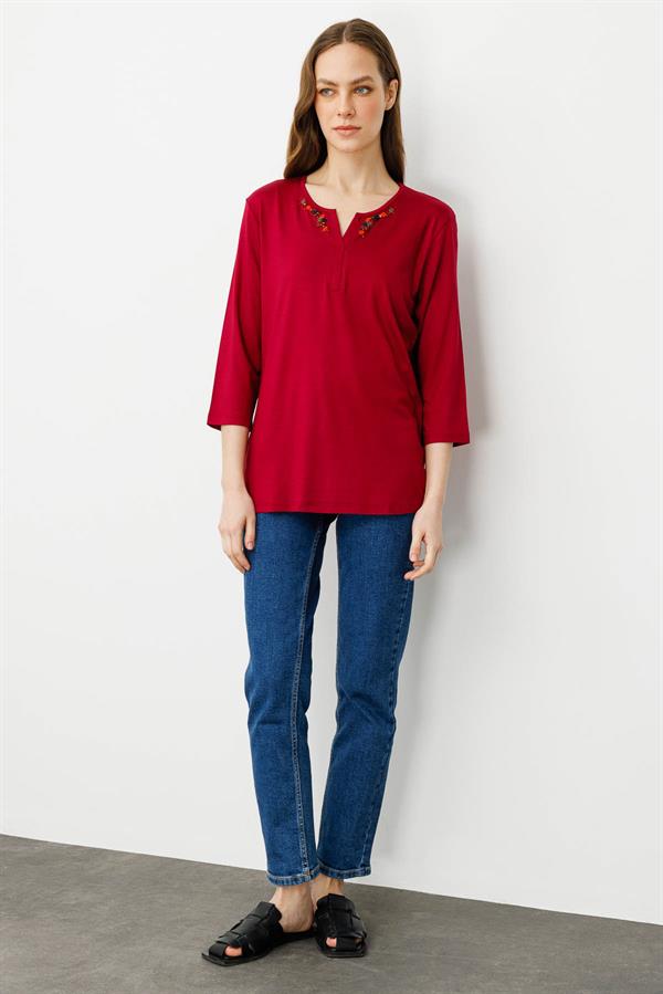 Kadın Açma Yaka Nakış İşlemeli Penye Bluz Vişne