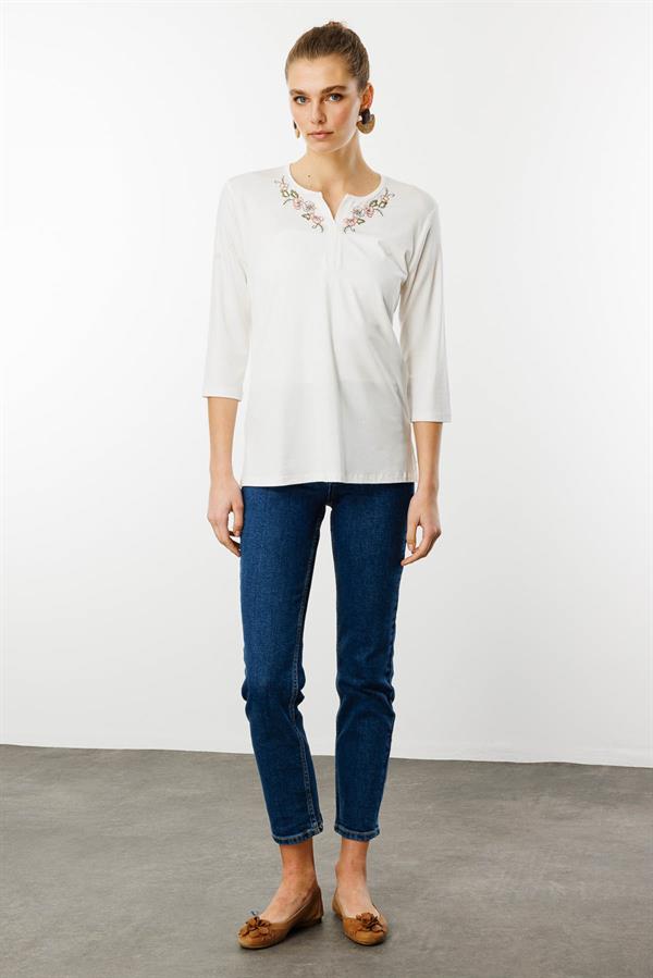 Kadın Açma Yaka Nakış İşlemeli Penye Bluz Ekru