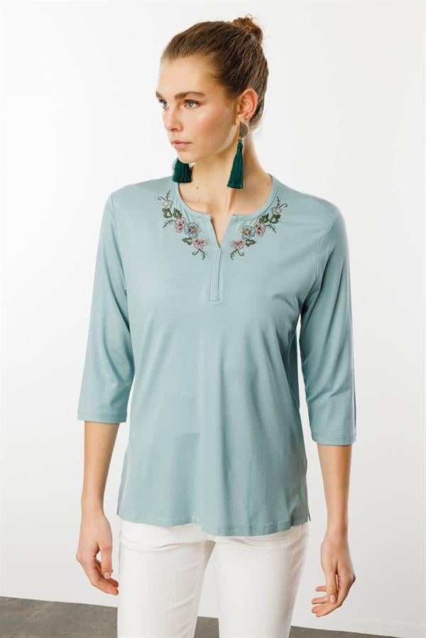 Kadın Açma Yaka Nakış İşlemeli Penye Bluz Mint