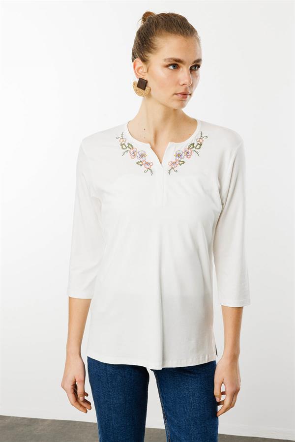 Kadın Açma Yaka Nakış İşlemeli Penye Bluz Ekru
