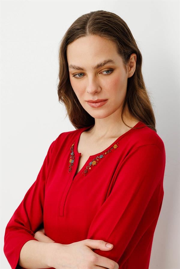 Kadın Açma Yaka Nakış İşlemeli Penye Bluz Kırmızı