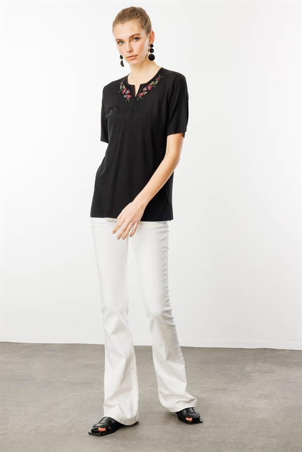 Kadın Açma Yaka Nakış İşlemeli Penye T-shirt Siyah