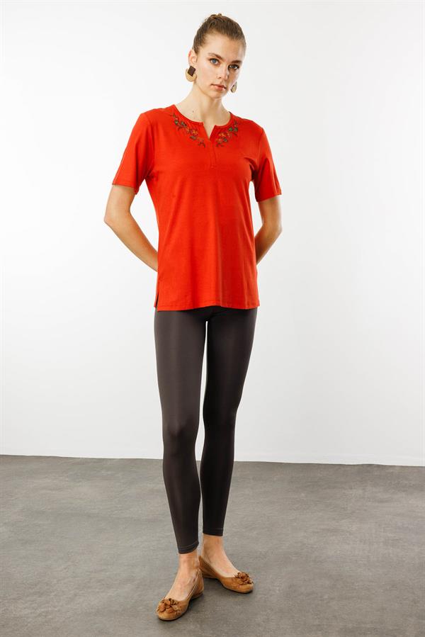 Kadın Açma Yaka Nakış İşlemeli Penye T-shirt Oranj