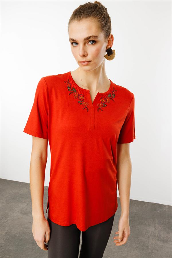 Kadın Açma Yaka Nakış İşlemeli Penye T-shirt Oranj