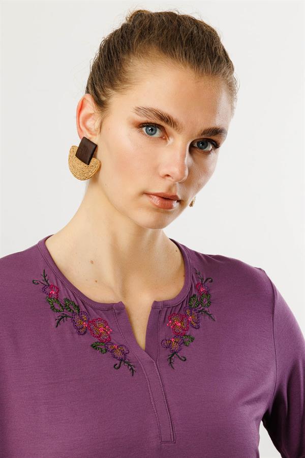 Kadın Açma Yaka Nakış İşlemeli Penye T-shirt Lila
