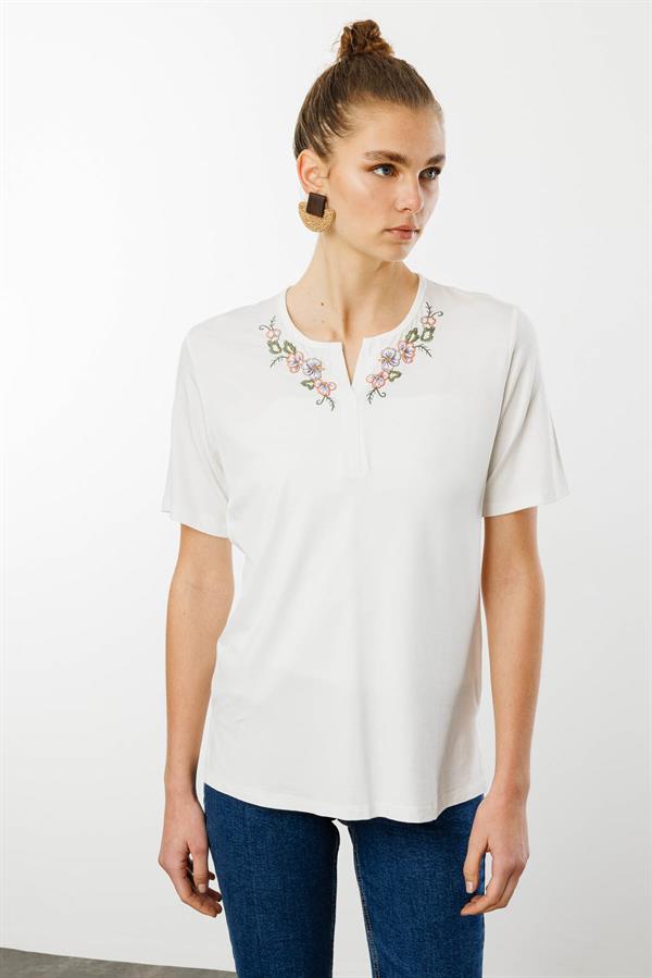 Kadın Açma Yaka Nakış İşlemeli Penye T-shirt Ekru