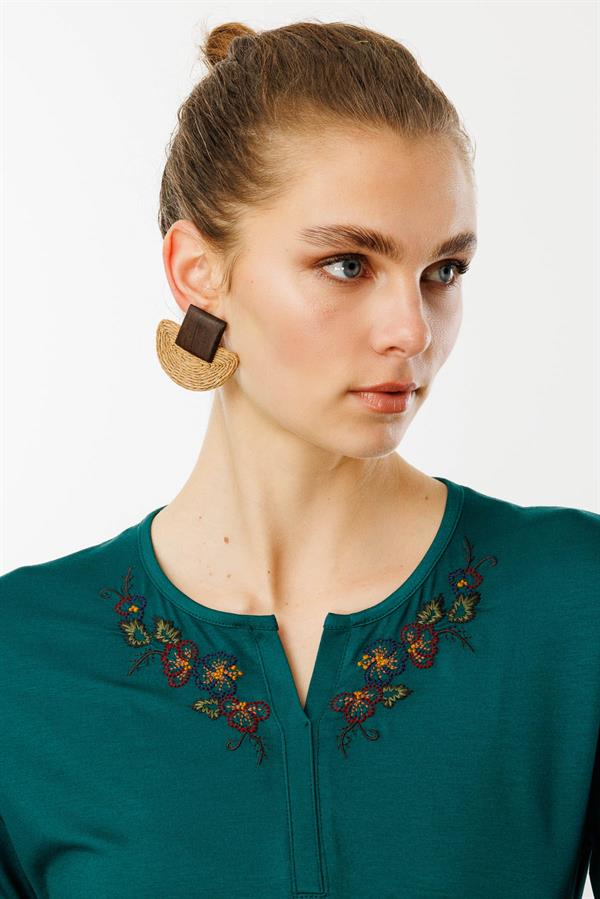 Kadın Açma Yaka Nakış İşlemeli Penye T-shirt Yeşil