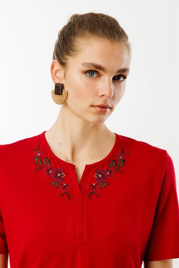 Kadın Açma Yaka Nakış İşlemeli Penye T-shirt Kırmızı
