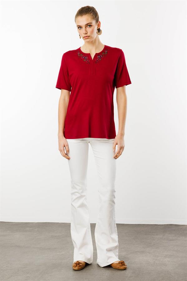 Kadın Açma Yaka Nakış İşlemeli Penye T-shirt Vişne