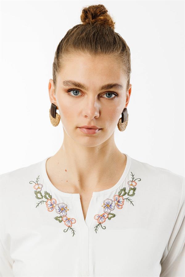 Kadın Açma Yaka Nakış İşlemeli Penye T-shirt Ekru