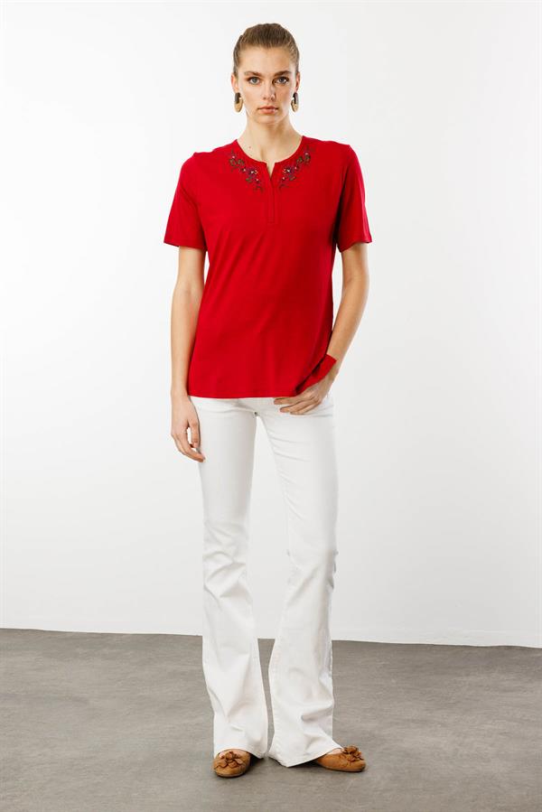 Kadın Açma Yaka Nakış İşlemeli Penye T-shirt Kırmızı