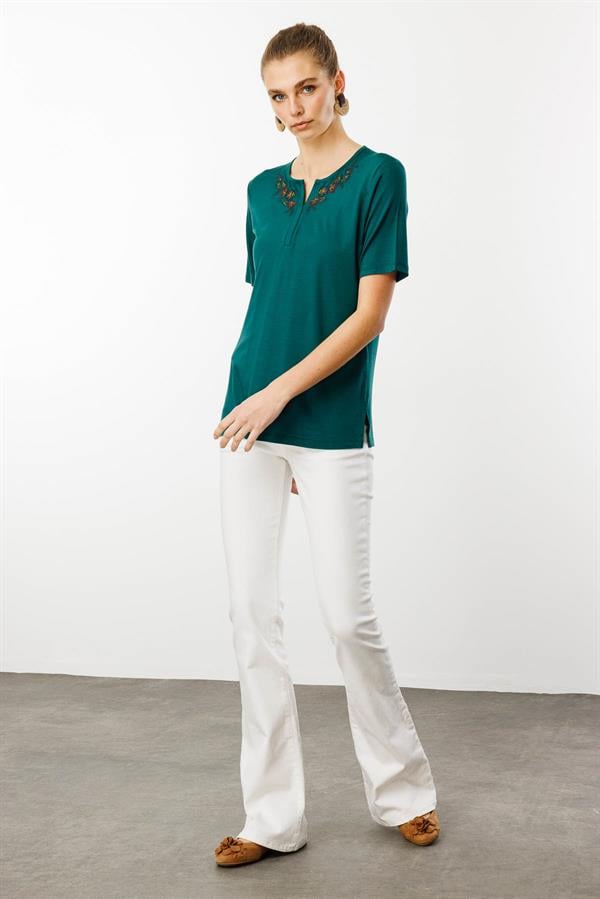 Kadın Açma Yaka Nakış İşlemeli Penye T-shirt Yeşil